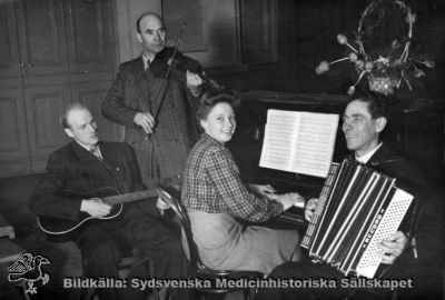 Musikkvartett på St Lars. Pianist Tora Berg.
Kapsel 20 med bilder från St Lars. Påskrift: "Tora Berg. Originalfoto, mitten på 1900-talet. Ej monterat
Nyckelord: Kapsel 20;St Lars;Lund;Personal;Musik;Orkester;Piano;Fiol;Dragspel;Gitarr