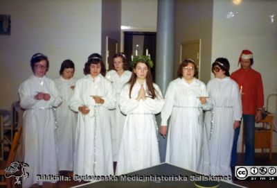 Luciatåg på St Lars i Lund vid ett bordtennisbord
Kapsel 20, bilder från St Lars i Lund. Omärkt bild. Originalfoto. Ej monterat. Luciatåg. Kopian är stämplad dec 1974. 
Nyckelord: Kapsel 20;St Lars;Lund;Lucia;Bordtennis;1970-tal;Personal;Luciatåg