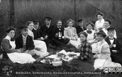 Utflykt i det gröna, St Lars
Brevkort avstämplat 1907 (1903?) Adressat: Herr P. Holst, Gillhög, Barsebäck. Påskrift: Tusen tack för kortet och för den angenäma afton vi hade i det gröna. Ni får ursäkta att jag inte har skrifvit  förr, ty jag har gått och väntat på korten men nu har ni fått dem. Undrar om ni känner igen någon där. Så kan jag hälsa från Halls, jag fick bref i går. De äro friska alla. Många kära hälsningar sändes eder alla från er Emilia C Ac. Med andra handstilar: Olof P. Johan Anders. Aug. Hansson. Emilia.
Nyckelord: St Lars;Lund;Personal;Utflykt;Vykort