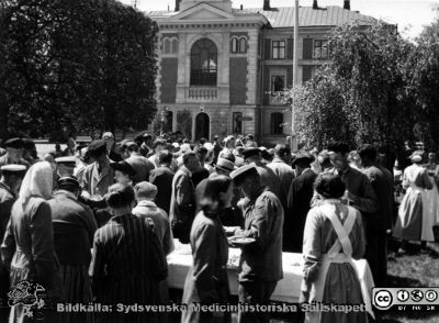 Från St Lars' 50-årsjubileum
Från kapsel 20 med bilder från St Lars i Lund. Påskrift: "Tillhör S:t Lars sjukhusmuseum, Lund, 50-årsjubileet 1929". Ingen annan notering, men St Lars öppnades 50 år tidigare, 1879. Originalfoto. Ej monterat
Nyckelord: Kapsel 20;St Lars;Lund;Personal;Jubileum