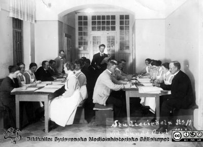 Studiecirkel på St Lars år 1922
Kapsel 20 med bilder från St Lars i Lund. Omärkt bild. Originalfoto. Ej monterat. Påskrift på framsidan: Studiecirkeln No 19, vid Lunds Asyl 1922. "Aslylen" lades formellt sett ned 1910 och blev västra sjukhuset vid Lunds Hospital, men namnet "Asylen" levde likväl länge kvar.
Nyckelord: Kapsel 20;St Lars;Lund;Personal;Studiecirkel;1920-talet