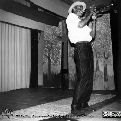 Trumpetsolo på en kabaret på St Lars i Lund år 1957
Kapsel 20 med bilder från St Lars i Lund. Kabare S:t Lars 1957. Originalfoto. Ej monterat
Nyckelord: Kapsel 20;St Lars;Lund;Personal;Kabare;Teater;Trumpet