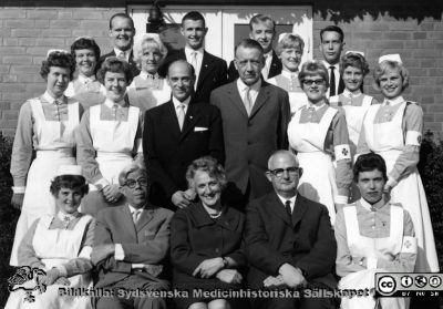 Kursfoto, mentalvårdare
Kapsel 20 med bilder från St Lars. Omärkt bild. Rimligen kursfoto från skötarutbildningen, i mitten på 1900-talet. Doc Bo Gerle i mörk kostym, sittande som nr 2 från höger. Originalfoto. Monterat
Nyckelord: Kapsel 20;Personal;Utbildning;St Lars;1900-talet