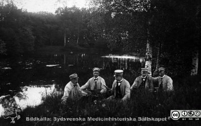 Skötare vid stora dammen på St Lars i Lund
Kapsel 21 med bilder från St Lars i Lund. Påskrift: "Vid stora dammen. 2:a från vänster, Sven Nilsson, 4:a Lindahl, 5:a Ingvar Persson". Notera ståndkragarna med rosett. Med all sannolikhet skötare på St Lars, kanske under 1900-talets första år eller slutet på 1800-talet. 
Nyckelord: Kapsel 21;St Lars;Lund;Personal;Utflykt;Park