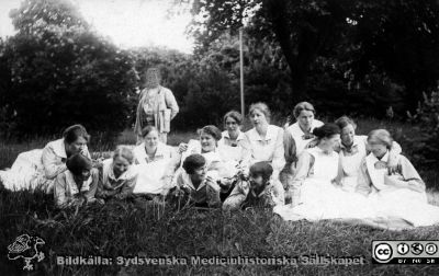 Tvättpersonal och patient
Kapsel 21 med personal från St Lars i Lund. Påskrift: "Tvättpersonal och patient". Originalfoto, rimligen från 1900-talets första halva. Ej monterat
Nyckelord: Kapsel 21;St Lars;Lund;Personal;Utflykt;Park