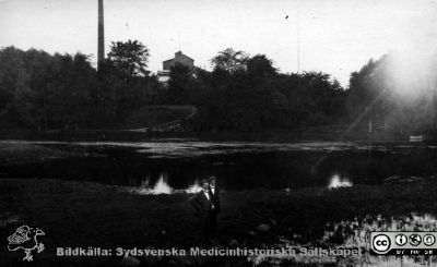 Sven Nilsson cch Ingvar Persson vid ån vid St Lars
Kapsel 21 med bilder från St Lars. Påskrift: "Sven Nilsson, Ingvar Persson vid ån". Vykortstryck på baksidan, ej använt. Rimligen mentalvårdare. Originalfoto, kanske från 1920-talet. Ej monterat
Nyckelord: Kapsel 21;St Lars;Lund;Personal;Park;1920-talet