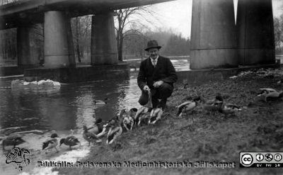 En hälsning från St Lars i Lund
Kapsel 21 med bilder från St Lars. Vykort, poststämplat 1917 (ort oläslig). Adressat: Maskinist Herr Per Hammarberg, Hospitalet, Wenersborg. Korrespondens: "En glad och treflig påsk tillönskas. Som du ser så matar jag vildänder. Jag har fått dem så tama så de följer mig så troget och tager maten ur händerna. Hälsningar i mängder. Lunds asyl d. 6/4. Carlsson". Annan handstil: "St Lars, Emil Carlsson". Originalfoto. Ej monterat
Nyckelord: Kapsel 21;St Lars;Lund;Vänersborg