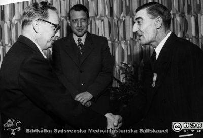 Postbudet Jönsson medaljeras på St Lars
Kapsel 21 med bilder från St Lars i Lund. Originalfoto, Hagblom Foto, Lund, mitten på 1900-talet. Ej monterat
Nyckelord: Kapsel 21;St Lars;Lund;Personal