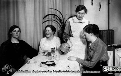 Paus i tvätten på St Lars
Kapsel 21 med bilder från St Lars i Lund. Påskrift: "Personalrum i tvätten". Originalfoto från 1910-1920-talet. Ej monterat
Nyckelord: Kapsel 21;St Lars;Personal;Tvätt