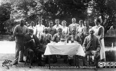 Personal och patienter på St Lars år 1919
Kapsel 21 med bilder från St Lars i Lund. Påskrift: "Personal, patienter 1919". Originalfoto. Ej monterat. Publicerad på sid 89 i Truedsson 1929.

Nyckelord: Kapsel 21;St Lars;Lund;Personal;Patienter