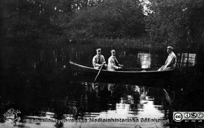 Mentalskötare i eka, vid St Lars
Kapsel 21 med bilder från St Lars i Lund. Ingen påskrift. Visar mentalskötare i eka, vid St Lars. Originalfoto. Notera att männen bär ståndkrage med rosett. Foto troligen under något decennium nära sekelskiftet 1900. Ej monterat
Nyckelord: Kapsel 21;St Lars;Personal;Mentalskötare;1920-talet.