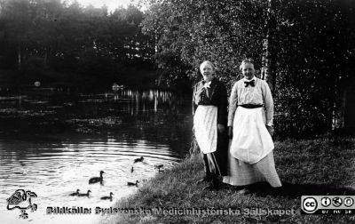 Hulda och Agneta vid dammen på St Lars i Lund 1919
Kapsel 21 med bilder från St Lars. Påskrift: "Här är ett kort som professor kan se mig och Hulda. Agneta, juni 1919". Originalfoto, i parken i St Lars. Ej monterat
Nyckelord: Kapsel 21;St Lars;Lund;Park