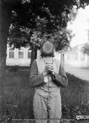 Patient i parken på St Lars
Kapsel 21 med bilder från St Lars. Påskrift: "Patient, Vä". Originalfoto. Monterat som man gjorde under 1900-talets första hälft.
Nyckelord: St Lars;Lund;Patient