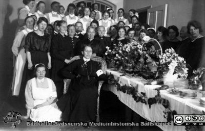 Emma Persson 50 år
Kapsel 21 med bilder från St Lars i Lund. Påskrift: "50-årsdag, S:t Lars. Emma Persson". Originalfoto med tryck på baksidan som för vykort, men aldrig använt som sådant. Ej monterat
Nyckelord: Kapsel 21;St Lars;Lund;Personal;Mentalvårdare;Fest;Uppvaktning