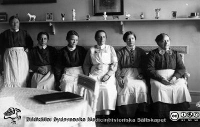 Personal på avdelningen "öppna kvinns" på St Lars i Lund
Kapsel 21 med bilder från St Lars i Lund. Öppna Kvinns, S:t Lars.  Maria längst till höger. Vykort, aldrig postbefordrat. Originalfoto. Ej monterat
Nyckelord: Kapsel 21;St Lars;Lund;Personal