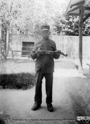 Martin Persson på St Lars nära sekelskiftet 1900
Kapsel 21 med bilder från St Lars i Lund. Påskrift: "Patienten no ...". Vykort adresserat till Sjukvårdaren Ing. (?) Persson, Asylen CII, Lund. Originalfoto, något urblekt och missfärgat, omonterat. Patientnumret antyder att bilden är från tiden runt 1900.
Nyckelord: Kapsel 21;St Lars;Lund;Patient