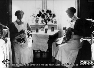Två mentalsköterskor på sitt rum c:a 1920
Kapsel 21 med bilder från St Lars i Lund. Två kvinnliga skötare i sitt bostadsrum på sjukhuset. C:a 1920. Originalfoto. Monterat
Nyckelord: Kapsel 21;St Lars;Lund;Personal;Mentalsköterskor;Mentalskötare