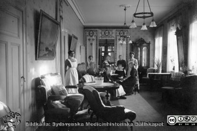 Dagrum för 1:a klass patienter 1929
Kapsel 22 med bilder från St Lars i Lund. Tillhör S:t Lars sjukhusmuseum, Lund. Dagrum för 1:a klass patienter (som kunde betala för sig) Alfred Hagblom 1929. Originalfoto. Monterat
Nyckelord: Kapsel 22;St Lars;Lund;Patienter;Interiör