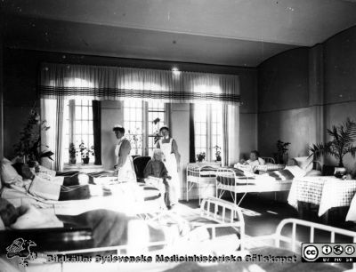 Sänglägesbehanling på St Lars i Lund, 1920-talet
Kapsel 22 med bilder från St Lars i Lund. Påskrifter: "Tillhör S:t Lars sjukhusmuseum, Lund" och "Behandling, Sänglägesbehandling (1/2 12 PAT.SAL) 1920-tal. Originalfoto. Ej monterat
Nyckelord: Kapsel 22;St Lars;Lund;Mentalvårdare;Patient;Interiör;Sjuksal