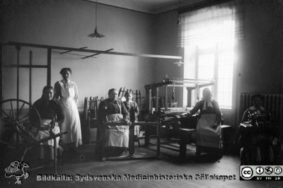 Patientsysselsättning på St Lars i Lund
Kapsel 22 med bilder från St Lars i Lund. Påskrift: "Sysselsättning". Originalfoto senast 1929 och publicerad i Truedsson 1929. Monterat
Nyckelord: Kapsel 22;St Lars;Lund;Patienter;Mentalvårdare;Terapi;Sysselsättning