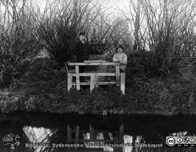 Troligast vårdare och en patient på St Lars i början på 1900-talet
Kapsel 22 med bilder från St Lars i Lund. Omärkt, omonterat. Baksidestryck som för ett vykort, men kortet har aldrig varit postbefordrat. Rimligen visar bilden en vårdare och en patient på St Lars i början på 1900-talet.
Nyckelord: Kapsel 22;St Lars;Lund;Park;Mentalvårdare;Personal