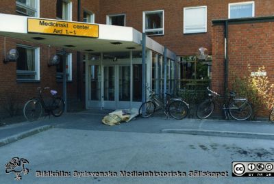 Entrén till byggnaden för behandling, utveckling och forskning
Kapsel 22 med bilder från St Lars i Lund. Omärkt och omonterat foto från slutet på 1900-talet med entrén till den då nya byggnaden för behandling, utveckling och forskning. Omonterat originalfoto
Nyckelord: Kapsel 22;St Lars;Lund;Exteriör;Entr