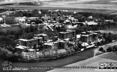 Flygfoto av St Lars Hospital 1928
Kapsel 22 med bilder från St Lars i Lund. Påskrift: "1928". Fotografiskt vykort, flygfoto av St Lars sjukhus, Lund. "Asylen" / Västra sjukhuset närmast kameran.
Nyckelord: Kapsel 22;St Lars;Lund;Flygfoto