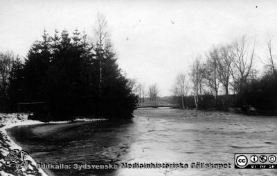 Höje å vid St lars
Kapsel 22 med bilder från St Lars i Lund. Påskrift: "Höjeå". Vykortstryck på baksiden av en typ som i denna kapsel ofta ses på bilder från 1920-talet. Originalfoto. Ej monterat
Nyckelord: Kapsel 22;St Lars;Lund;Park