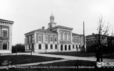 Östra förvaltningen mot söder, hospitalet
Kapsel 22 med bilder från St Lars i Lund. Påskrift: "Östra förvaltningen mot söder, hospitalet". Reprofoto gjort i automatisk kopieringsmaskin i slutet på 1900-talet. Förlagan är rimligen från 1800-talet när sjukhuset var relativt nybyggt, för träden är ännu små. Ej monterat.
Nyckelord: Kapsel 22;St Lars;Lund;Park;Exteriör