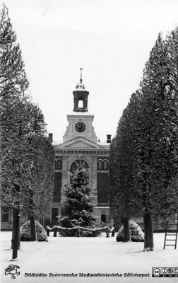 Förvaltningsbyggnaden, östra sjukhuset
Kapsel 22	med bilder från St Lars i Lund. Påskrift: ""Förvaltningen" östra sjukhuset, hospitalet. Skänkt av Signe Hommerberg, förest. 1920-1946". Originalfoto. Ej monterat
Nyckelord: Kapsel 22;St Lars;Lund;Exteriör