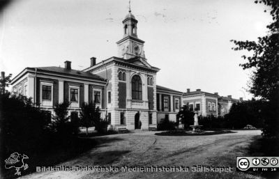 Östra förvaltningsbyggnaden med kyrksal
Kapsel 22 med bilder från St Lars i Lund. Östra förvaltningsbyggnaden med kyrksal. Originalfoto. Ej monterat
Nyckelord: Kapsel 22;St Lars;Lund;Exteriör;Administration