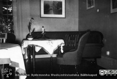 Dagrummet på avdelnikng 5a på S:t Lars Lund
Kapsel 22 med bilder från St Lars i Lund. Påskrift: "Dagrummet 5a avd. S:t Lars Lund". Originalfoto. Ej monteratL
Nyckelord: Kapsel 22;St Lars;Lund;Interiör