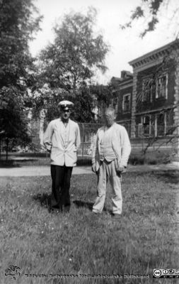 Skötare Albert Nilsson med patienten Nilsson
Kapsel 22 med bilder från St Lars i Lund. Påskrift: "Sköt. Albert Nilsson samt pat. Nilsson. Originalfoto, mitten på 1900-talet. Ej monterat
Nyckelord: Kapsel 22;St Lars;Lund;Personal;Patienter