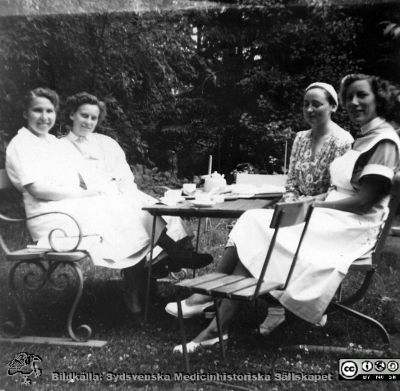 St Lars i Lund. En kaffestund i parken
Kapsel 22 med bilder från St Lars i Lund. Påskrift: "Jag, Maja och Inga Ryden. Anna Lisa". Originalfoto. Ej monterat. - Dr Inga Rydén bör vara kvinnan i blommig klänning. Foto 1950-1960-talen.
Nyckelord: Kapsel 22;St Lars;Lund;Personal;Sjuksköterska