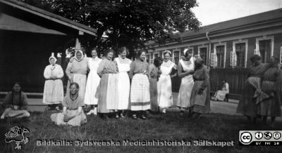 Personal och patienter på personalgården på St Lars, 1925
Kapsel 22 med bilder från St Lars i Lund. Påskrift: "Personalgården Kvinnliga C Östra 1925, personal, patienter. (Tillhör S:t Lars sjukhusmuseum Lund)". Originalfoto. Ej monterat.
Nyckelord: Kapsel 22;St Lars;Lund;Personal;Skötare;Sjuksköterska;Patienter