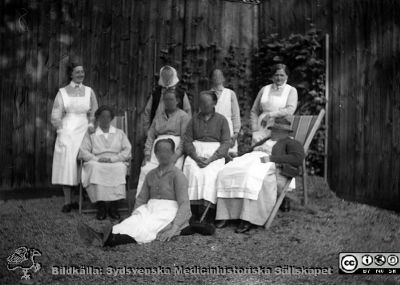  St Lars i Lund. Patienter och personal från kvinnliga avdelning  2C. 
Kapsel 22 med bilder från St Lars i Lund. Påskrift: "Kvinns, 2C". Originalfoto, troligen från 1900-talets första halva. Ej monterat
Nyckelord: Kapsel 22;St Lars;Patienter;Personal;Sjuksköterska