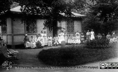 Promenadgården A1 och A2, Östra sjukhuset, 1915?
Kapsel 22 med bilder från St Lars i Lund. Påskrift: "Promenadgården A1 och A2, Östra sjukhuset, 1915? Tillhör S:t Lars sjukhusmuseum, Lund". Vykortstryck på baksidan, aldrig postbefordrat. Originalfoto. Ej monterat
Nyckelord: Kapsel 22;St Lars;Patienter;Personal;Promenadgård