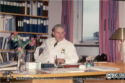 Professor Martin Lindgren på sitt tjänsterum på radiologiska kliniken i Lund 1954
Foto Torsten Landberg.
Nyckelord: Professor;Universitet;Lund;Radiologi;Universitetssjukhus;Lasarett