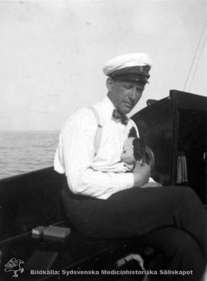 Gösta Lundh (1889 - 1948) till sjöss
Gösta Lundh (1889 - 1948) till sjöss vid Göstas och hans hustru Ingeborgs bröllopsresa (1921) med deras mahognybåt. Gösta var mycket intresserad av att segla och redan i gymnasiet och som student seglade han i Bjärred.
Nyckelord: Överläkare;Segelbåt
