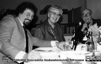 Dr Staffan Sandström med ordf. Mary Nilsson och Karl-Erik Ohlsson
Kapsel 23 med bilder från Eslöv-Orups-Hörbys sjukvårdsdistrikt. Påskrift på kuvertet det låg i: "Direktionen 1986-1988, Ordf. Mary Nilsson. 1703-1706 Direktionen hela, 1738-1744 Mary Nilsson, 1949-1954 besök av prinsessan Christina aug-85, 2498-2507 studieresa till Bohuslän  Nov.88, 2519-2532 Avslut 1987 Kärråkra, 2784-2789 Dir. avtackning av Bernt Peterson.". Påskrift på bilden: "Staffan Sandström, vår nye strålande röntgetdoktor trivs med Mary (Nilsson) och Karl-Erik Ohlsson, kvällens hedersgäst, som underhöll direktionsfolket med sanna anekdoter om konst i offentliga miljöer. A.". Originalfoto. Omonterat.
Nyckelord: Kapsel 23;Orup;Hörby;Eslöv;Direktion;Röntgen;Fest