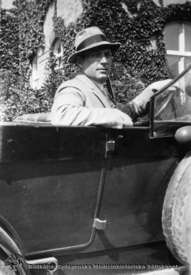 Gösta Lundh (1889 - 1948) i sin bil.
Gösta Lundh (1889 - 1948) i sin Thulinbil. Bilden är tagen innan han kom till Landskrona. Foto från dottern Lena Lundh.
Nyckelord: Bil;Gösta;Lundh