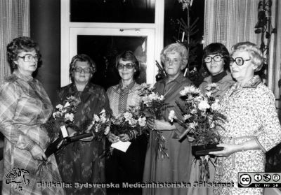 Förtjänstgåvor pensionärer, Orup-Eslöv-Hörby sjukvårdsdistrikt, 1979, Eslöv
Kapsel 23 med bilder från Orup-Hörby-Eslöv. Kuvert med påskrift "Förtjänstgåvor pensionärer. 1980. 1981 Utsikten. 1982 Hörby. 1983. 1984. 1985 Hörby. 1986 Förtjänstgåva. 1987 Hörby. 1988 Tåbelund. 1989 Långstorp". Påskrift på bilden: "Dec 1979 Eslöv". Originalfoto. Ej monterat.
Nyckelord: Kapsel 23;Orup-Hörby-Eslöv;Personal;Avtackning