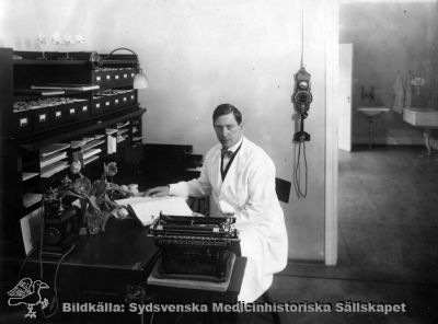 Gösta Lundh (1889 - 1948) vid ett skrivbord på sin överläkarmottagning på sjukhuset i Landskrona
Gösta Lundh (1889 - 1948) på sin överläkarmottagning på lasarettet i Landskrona. Foto från dottern Lena Lundh.
Nyckelord: Lasarett; Landskrona; Gösta; Lundh; Mottagning
