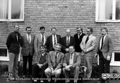 Sjukhusdirektörsträff på Hörby kursgård 1979
Kapsel 23 med bilder från Eslöv-Orups-Hörbys sjukvårdsdistrikt. Påskrift på kuvertet det låg i: "Sjukhusdirektörsträff på Hörby kursgård 1979" och på själva bilden intet. Sittande från vänster Bernt Petersson Alex Margulies och okänd. Stående nr 5 från vänster Kurt Roos. Nr 7 Ingvar Wiberg. Originalfoto. Monterat
Nyckelord: Kapsel 23;Hörby;Direktör;Möte