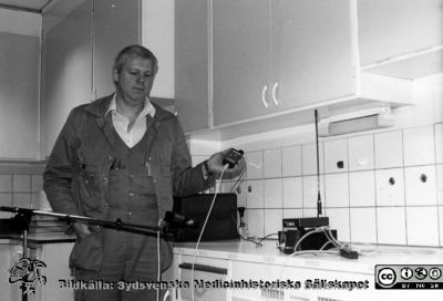 Elektriker Rolf Nilsson på Orup.
Kapsel 23. Elektriker Rolf Nilsson. Originalfoto. Monterat. I kuvert märkt "Förre maskinchefen Sten Andersson. Hela avd. 1986. Rolf Nilsson. Försörjningschef Kurt-L Färjh. Snickarna. Maskinpersonalen 1988. Trädgårdsmästarna. Beredskapsavdelningen i parken 1983 Orup. Parkvård AB 1994."
Nyckelord: Kapsel 23;Orup;Service;Fastighet;Underhåll