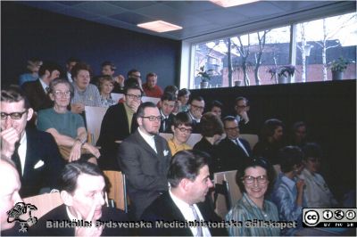 Åhörare vid Torsten Landbergs disputation på radiologiska kliniken i Lund år 1970
I radiologiska klinikens auditorium. 
Första raden från vänster: Sune Ahlström, Hans Olivecrona, Per Langeland, Karin Lindholm. Andra raden bl.a.: Torgil R. Möller, Skotte Mårtensson, Inge Gynning. Tredje raden bl.a.: Sören Mattsson, Bertil R. Persson, Yngve Naversten, Hans Forslo. Också i bild: Ulla-Brita Nordberg, Gudmund Svahn, Knut Aspegren. Foto från disputanden. 
Nyckelord: Onkologi;Cancer;Radiologi;Lund;Disputation;Universitet;Lasarett