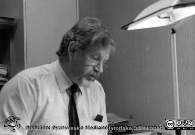 Jan B. Tullberg, försörjningschef
Kapsel 23. Jan B. Tullberg försörjningschef. I kuvert märkt "Förre maskinchefen Sten Andersson. Hela avd. 1986. Rolf Nilsson. Försörjningschef Kurt-L Färjh. Snickarna. Maskinpersonalen 1988.
Nyckelord: Kapsel 23;Orup;Eslöv;Hörby;Service;Personal;Försörjning;Chef