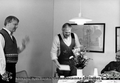 Sjukhusdirektör Bernt Petersson avtackar en man i arbetskläder
Kapsel 23. Omärkt bild i kuvert märkt "Maskin. Orup. Reningsverket 1984. Skorstenen. Kurt L Färjh. Ivan Nilsson. Gunnar Malmros. Rolf Nilsson. Wille Malmström. avtackning. Sjukhusdirektör Bernt Petersson avtackar en man i arbetskläder. Foto rimligen under 1900-talets sista fjärdedel.
Nyckelord: Kapsel 23;Orup;Avtackning;Personal