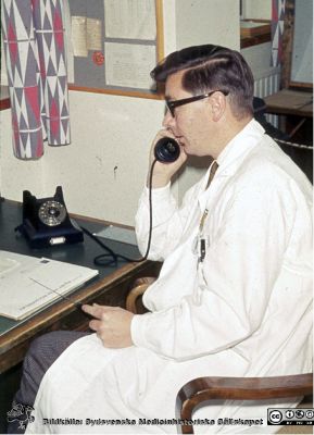 Dr Torsten Andersson på Jubileumskliniken / radiologiska kliniken i Lund 1954
Foto Torsten Landberg.
Nyckelord: Onkologi;Radiologi;Cancer;Jubileumsklinik