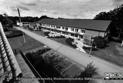 Sjukhemmet i Hörby under sista fjärdedelen av 1900-talet. 
Kapsel 23. Bild från kapsel med bilder från Orup-Eslöv-Hörbys sjukvårdsdistrikt. Originalfoto. Ej monterat.
Nyckelord: Kapsel 23;Hörby;Omsorg;Vårdhem;Exteriör